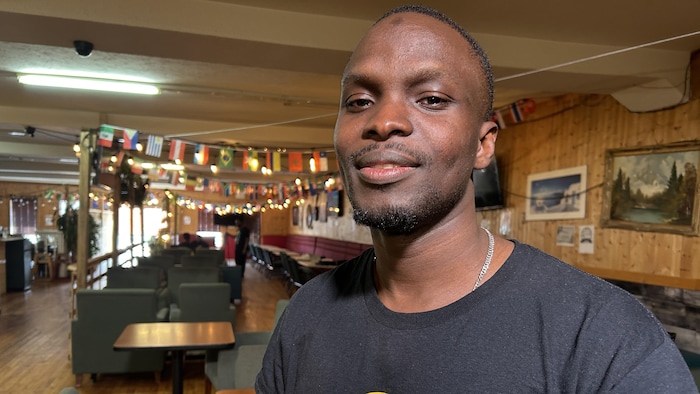 Kamal Anjorin dans le restaurant qui accueille le Village des Nations. 
