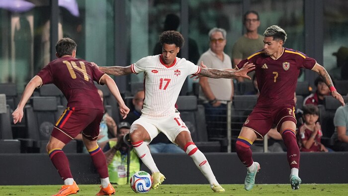 Des joueurs de soccer disputent un match.