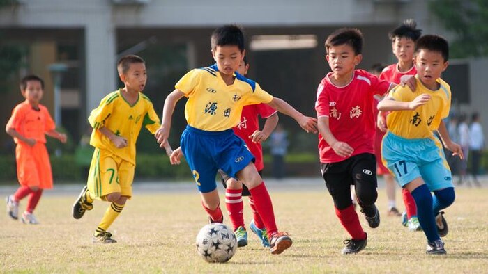 Joueurs De Football De Jeunes Garçons Faire Du Jogging Et Sauter