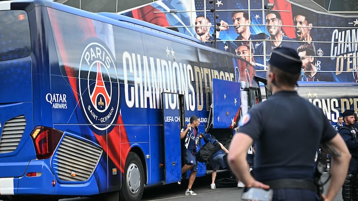 Un autobus et des gens.