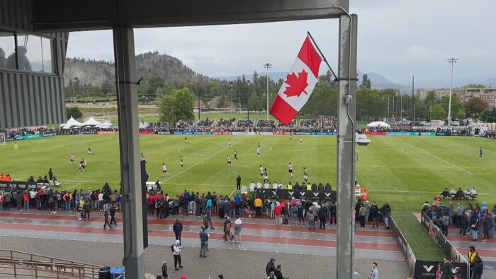 Le stade Apple Bowl de Kelowna dimanche avec des supporteurs autour de la pelouse.