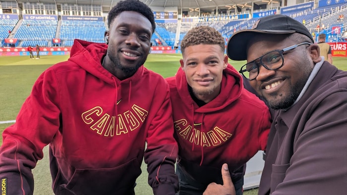 Sydney Fowo avec Alphonso Davies et un autre joueur de l’équipe canadienne masculine de soccer.