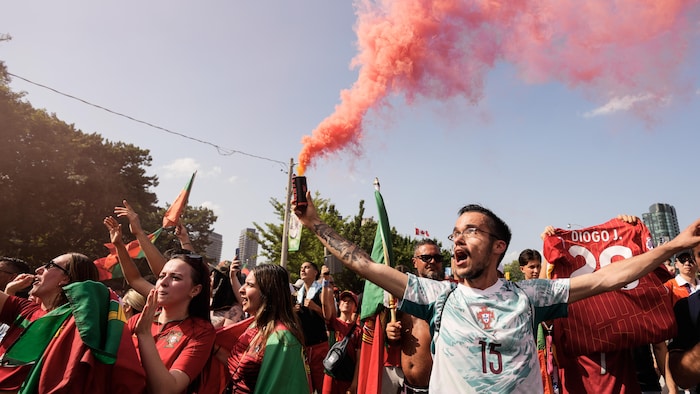 Des fans vêtus de chandails du Portugal défilent à Toronto.