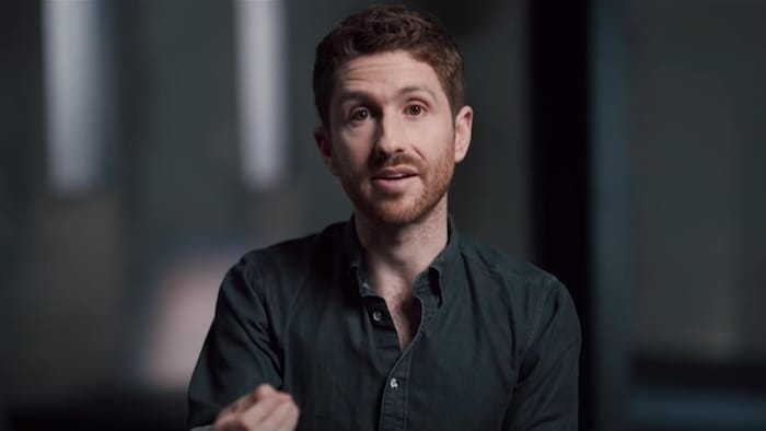 Tristan Harris regarde la caméra.