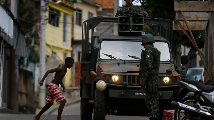 Des militaires brésiliens en patrouille.