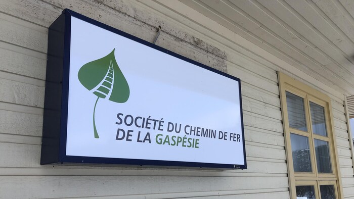 Une affiche de la Société de chemin de fer de la Gaspésie