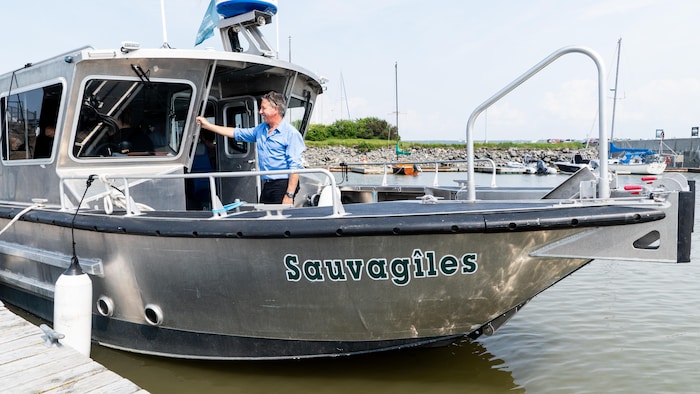 Le bateau le Sauvagîles, accosté à la marina de Rivière-du-Loup.