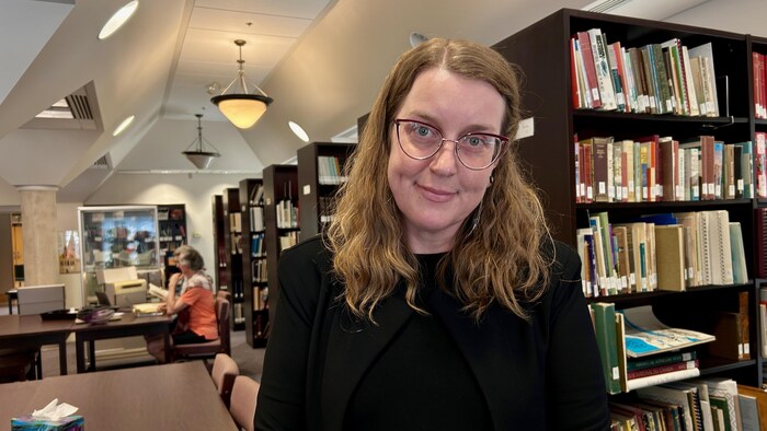 Émilie Pigeon est debout dans la Société historique de Saint-Boniface.
