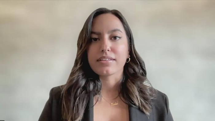 Elle accorde une entrevue à Radio-Canada.