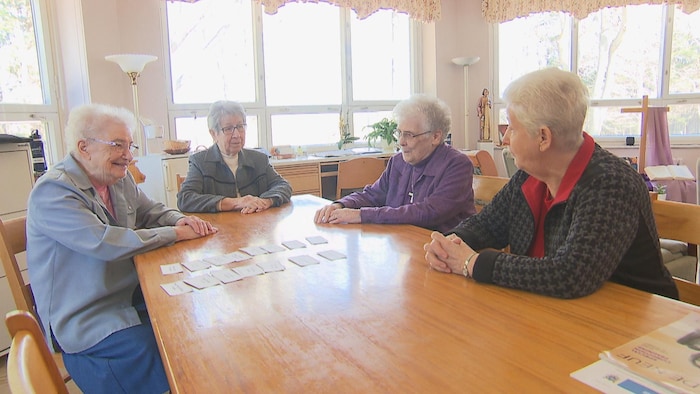 Des soeurs qui jouent aux cartes.
