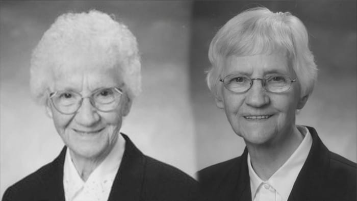 Les soeurs Fernande et Françoise Malenfant, en noir et blanc, une à côté de l'autre