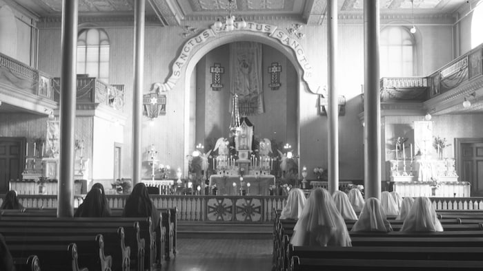 Des soeurs assises dans la chapelle.