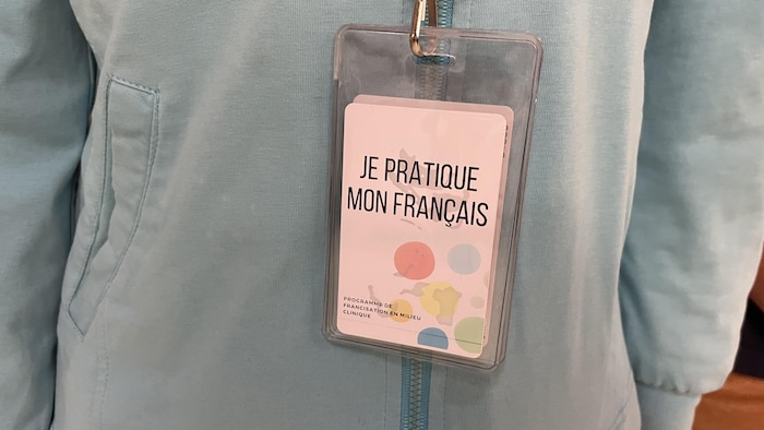Les résidents et patients s'habituent à voir la carte «Je pratique mon français» et entament souvent la conversation.