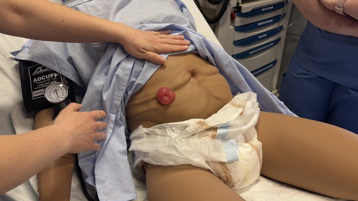 Une plaie réaliste sur un mannequin médical.