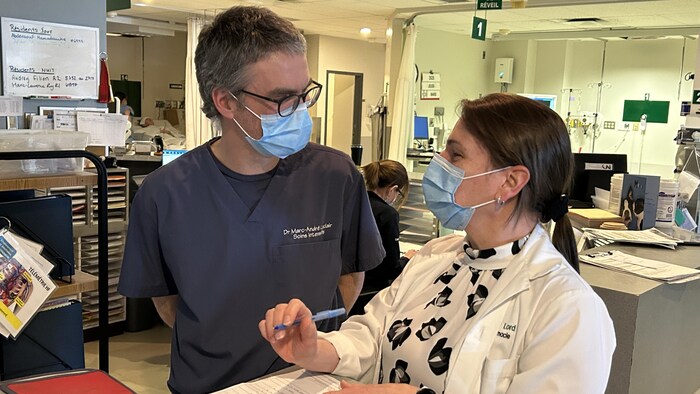 deux professionnels de la santé.