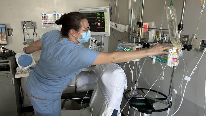 une infirmiere aux soins intensifs.