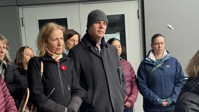 France Gélinas et Jamie West écoutent attentivement.