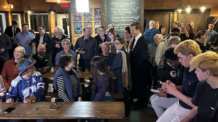 Les militants bloquistes, quelques minutes avant l'annonce de la victoire d'Alexis Deschênes