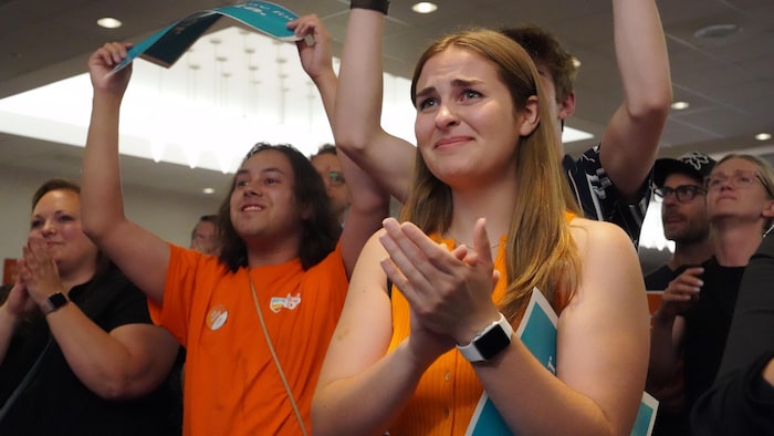 Des partisans du NPD en train d'applaudir Rachel Notley lors du discours post-élection, le 29 mai 2023, à Edmonton, en Alberta.