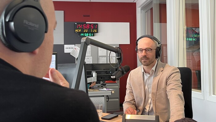 Sol Zanetti au micro pour l'émission d'Est-en-est.