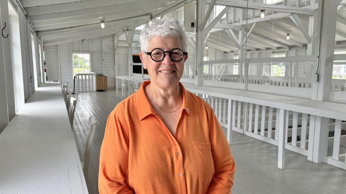 Solange Morneau pose pour un portrait dans l'édifice de l'exposition agricole à Saint-Pascal.