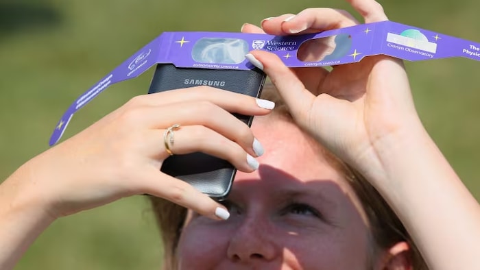 Il est possible de capter des images de l'éclipse avec un téléphone, mais il est important de protéger la caméra. 