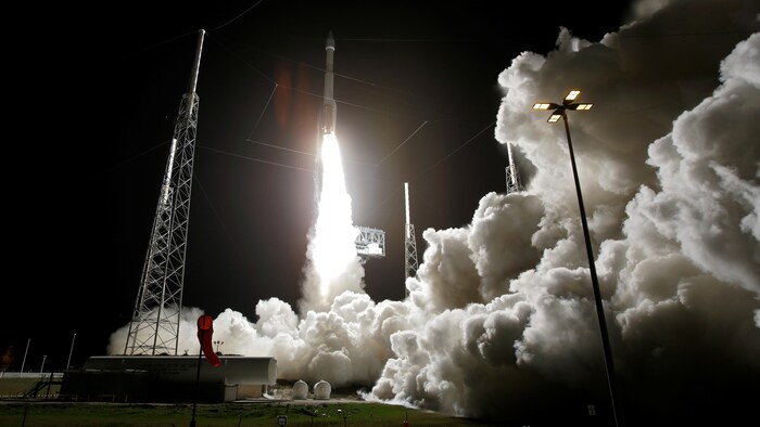 La fusée quitte sa rampe de lancement dans un nuage de fuimée.