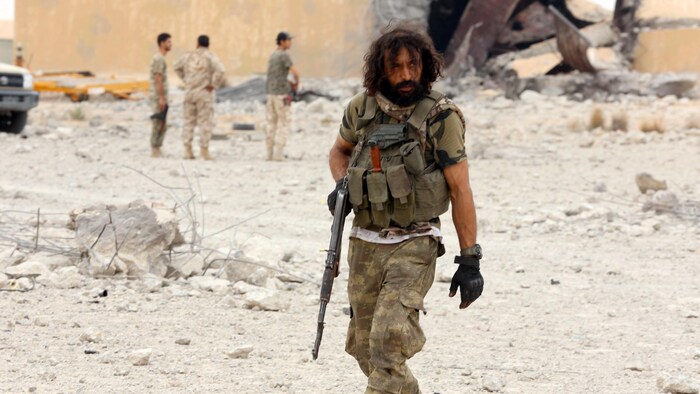 Un soldat libyen tient son arme.