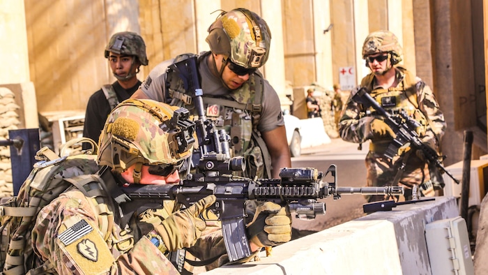 Des soldats de la 1re Brigade de la 25e Division d'infanterie de l'armée américaine, Task Force-Iraq, occupent une position défensive dans la base d'opérations avancée Union III à Bagdad, en Irak.