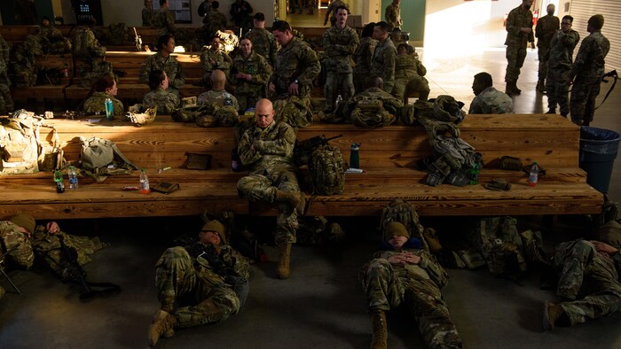 Des soldats dans une grande salle