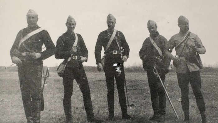 Des soldats debout.