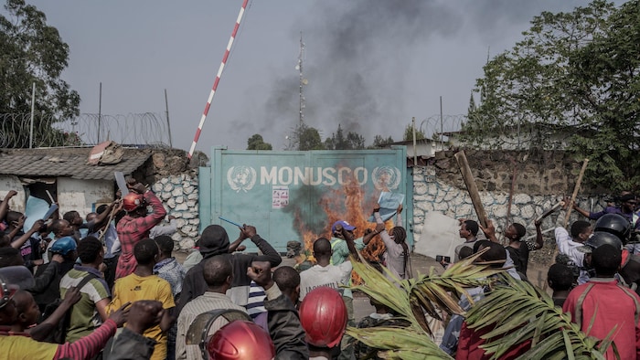  Des manifestants ont mis le feu devant le siège de la Mission des Nations unies pour la stabilisation du Congo.