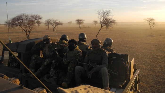 Des soldats maliens assis dans un camion.