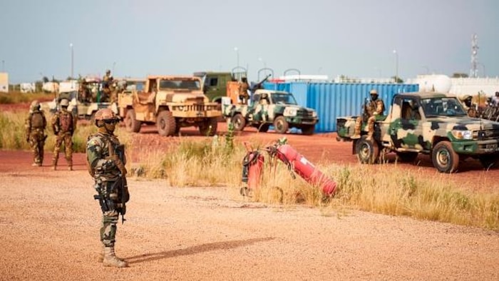 Des soldats maliens près de l'aéroport de Mopti le 14 octobre 2018.