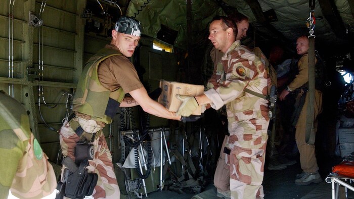 Des soldats norvégiens participent à une opération d'aide humanitaire.