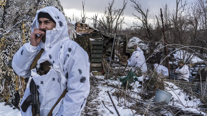 2022年1月，乌克兰皮斯基 （ Pisky）的战壕里，一名乌克兰士兵抽着烟休息。
