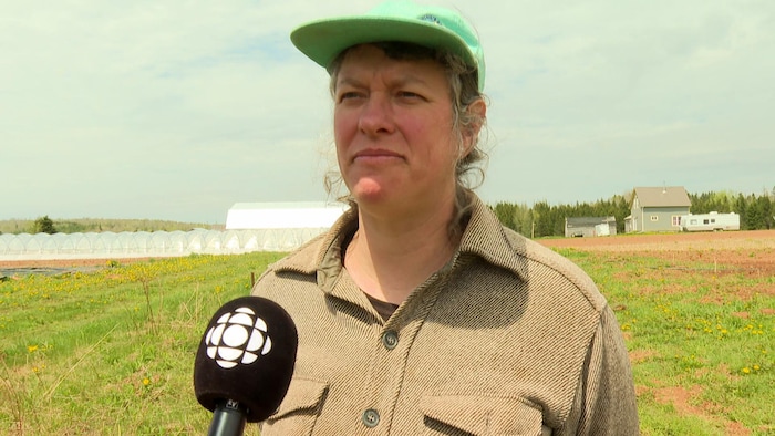 Soleil Hutchinson interviewée devant un champs.