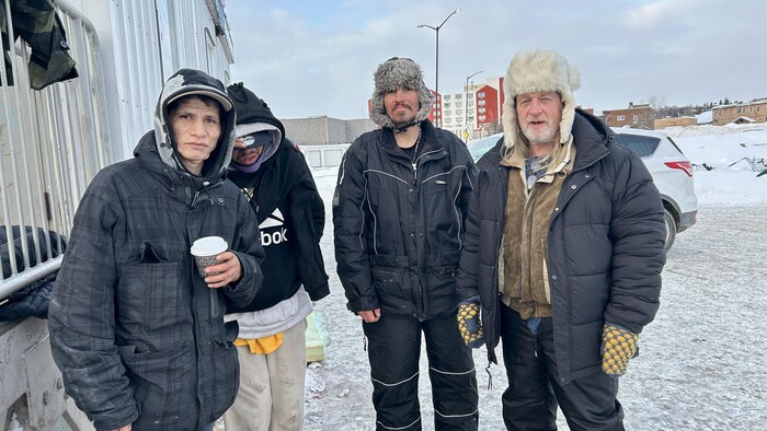 Échanges entre personnes sans-abri au campement d’Energy Court.