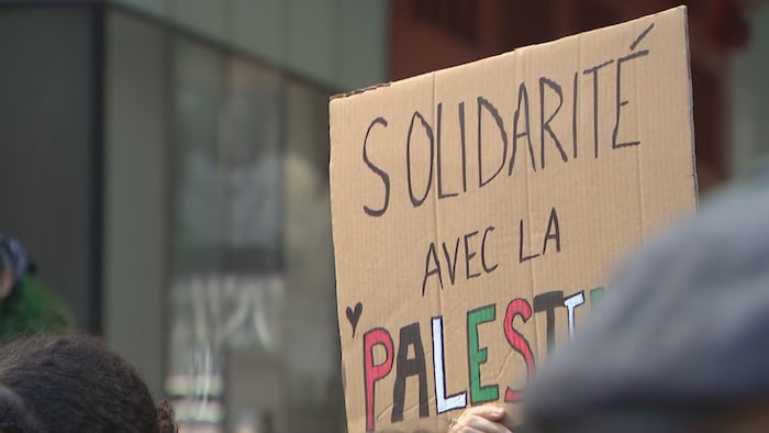 Une pancarte où on peut lire ''solidarité avec la Palestine''