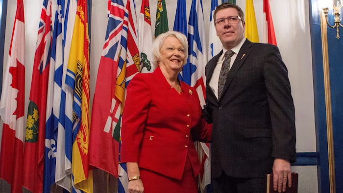 L'ancienne lieutenante-gouverneure de la Saskatchewan, Vaughn Solomon Schofield, et le premier ministre de la province, Scott Moe.