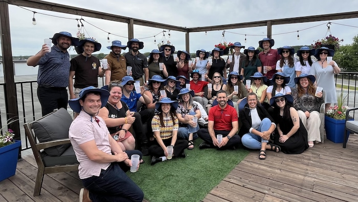 Les employés sourient pour la photo.