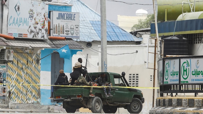 Un véhicule militaire dans une rue.