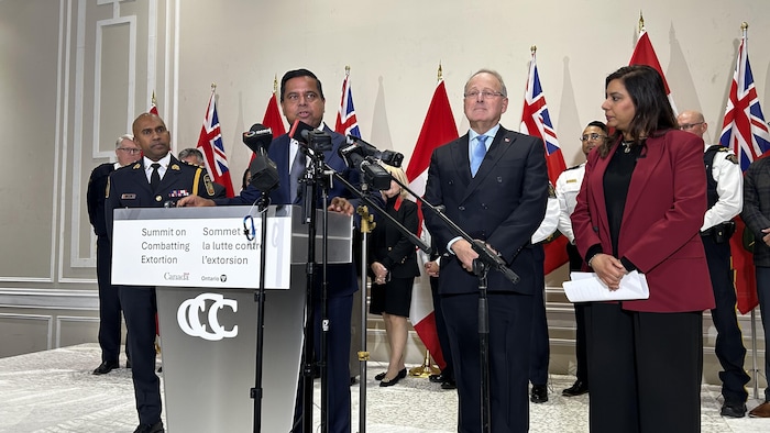 Nishan Duraiappah, chef de la police régionale de Peel, Gary Anandasangaree, ministre de la Sécurité publique, Michael Kerzner, solliciteur général de l’Ontario, et Ruby Sahota, secrétaire d’État à la Lutte contre la criminalité, lors du Sommet sur la lutte contre l'extorsion en janvier 2026.