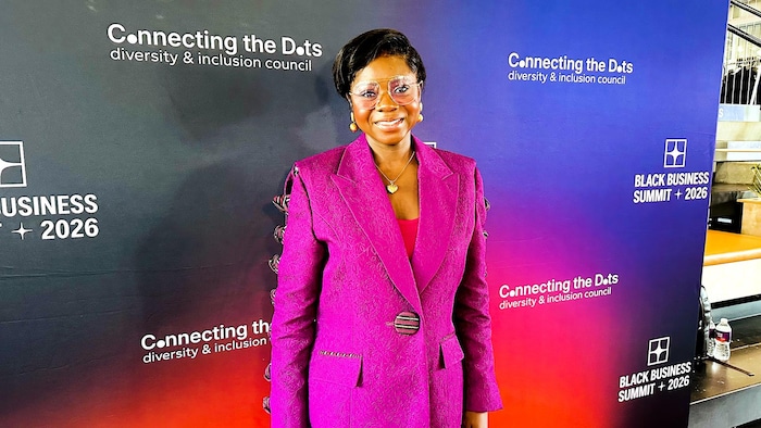 Madame Olubamiji pose pour une photo.