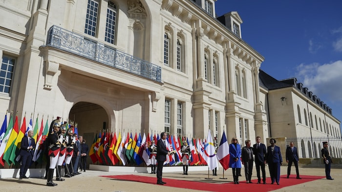La présidente de la Confédération suisse Viola Amherd, (deuxième à gauche), est accueillie par le président français Emmanuel Macron, (deuxième à droite), pour le 19e Sommet de la Francophonie à Villers-Cotterets, en France, le 4 octobre 2024.