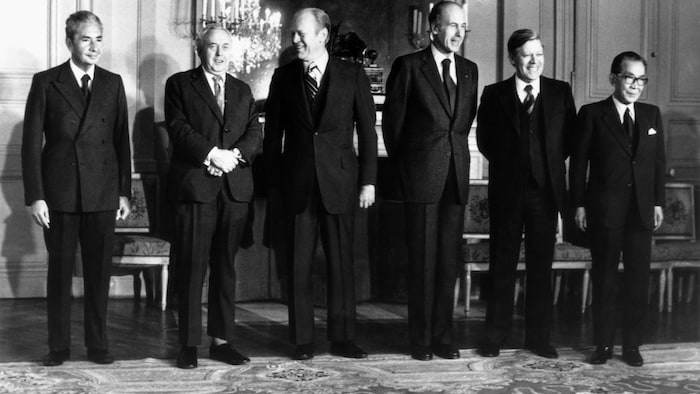Six hommes posant pour une photo.