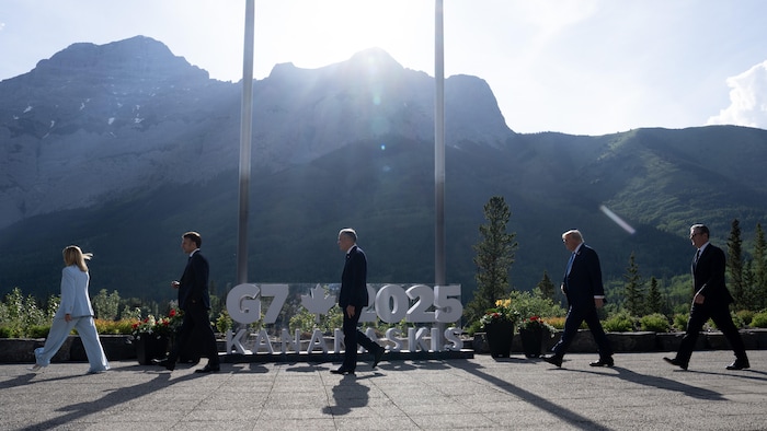 Des dirigeants du G7 marchent devant les Rocheuses.