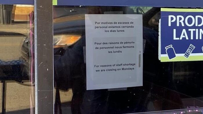 La pénurie ou le manque de main-d'œuvre fait sentir ses effets dans les commerces de la province de Québec. Parfois, comme le montre cette affiche de la confiserie Che Churro de Montréal, les commerçants doivent modifier leurs heures d'ouverture.