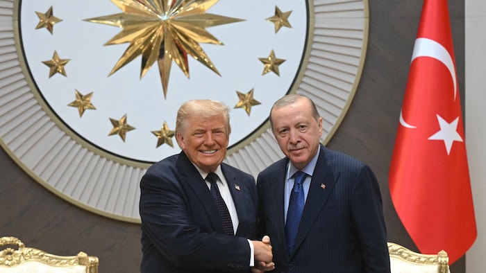 Les deux dirigeants se serrent la main.