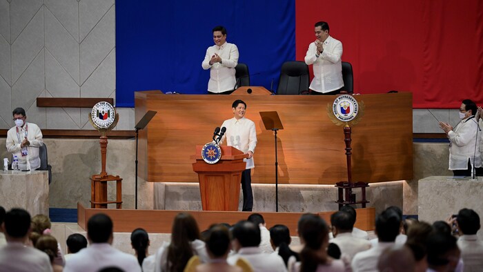 Ferdinand Marcos Jr. pinapalakpakan sa loob ng bulwagan kasama ang mga pulitiko.